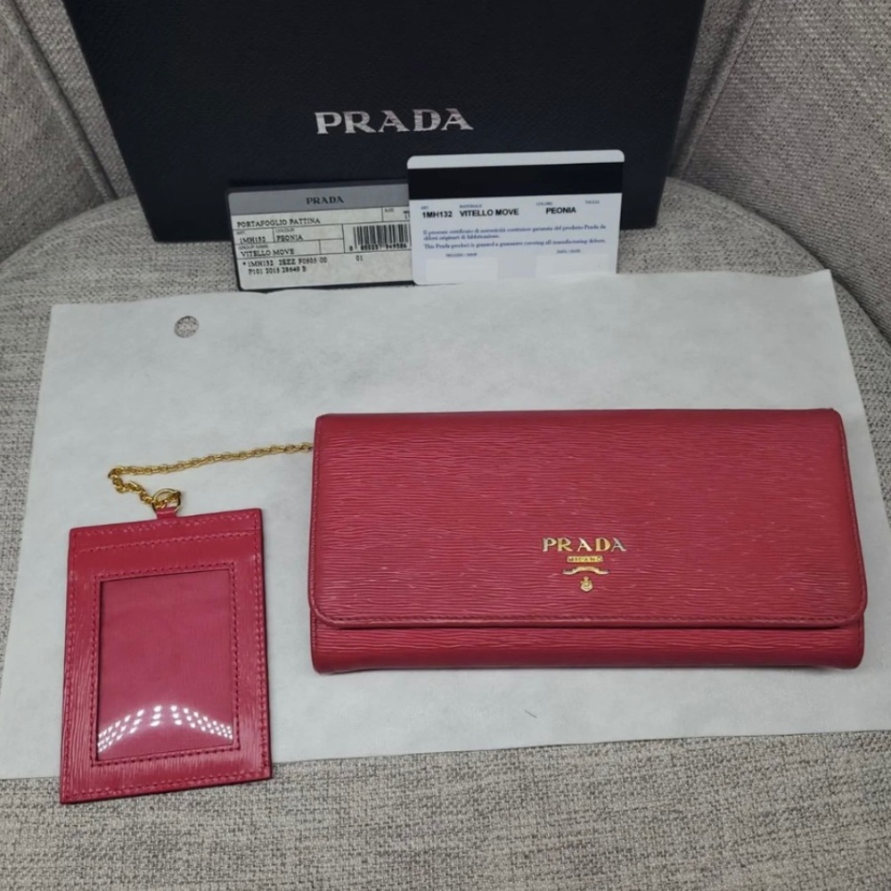 🔴Sold🔴Prada vitello move wallet